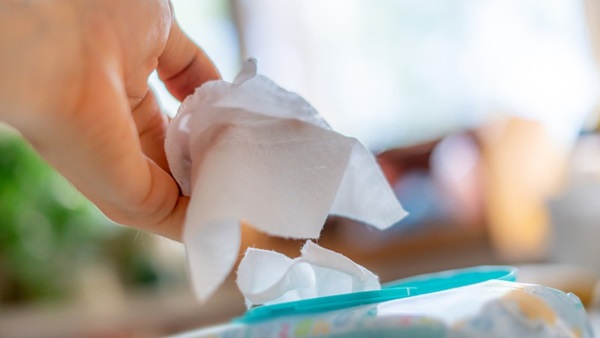 utiliser-lingettes-humides-bebe